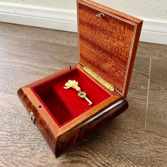 Vintage Tenge Swiss Musical Box Made In Italy With A Swess Movement - Picture 10 of 12